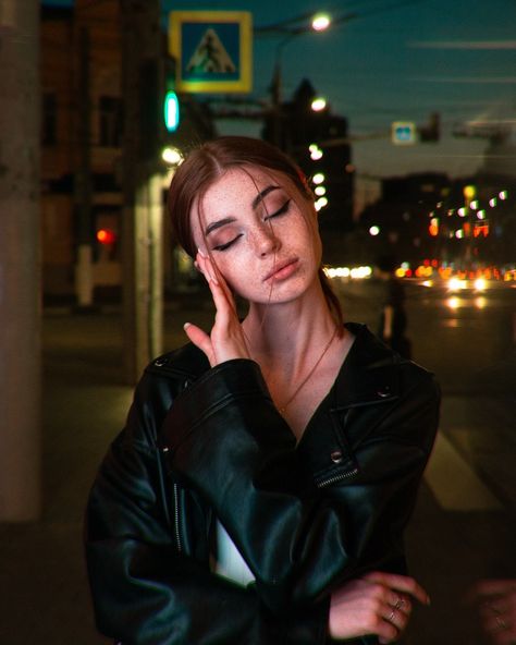 Cinematic Model Photography, Pose For Street Photography, Night Time Portraits, Night City Senior Picture Ideas, Flash Photoshoot At Home, Night Street Photography Poses Women, Neon Street Photography, Night Time Portrait Photography, Street Night Photoshoot