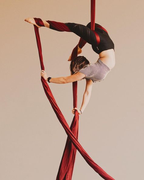 Ummm yep this is a real human, not a holiday decoration 🤩😅 . . .sneak peak of a recent collaboration with @levityacademy 🤸🏾‍♀️ . .… Aerial Yoga Quotes, Yoga Quotes Inspiration, Superman Blue, Flying Yoga, Aerial Yoga Hammock, Yoga Hammock, Aerial Fitness, Aerial Acrobatics, Aerial Dance