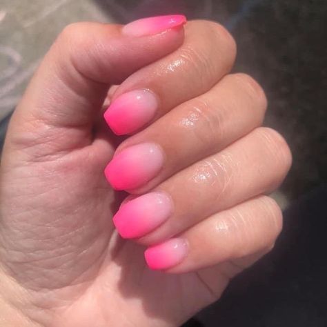 Nails💅🏻♥ Summer Ombre Nails, Diy Dip Powder, Summer Nails Diy, Dip Powder Manicure, Pink Tip Nails, Sns Nails Colors, Summer Gel Nails, Powder Manicure, Pink Ombre Nails