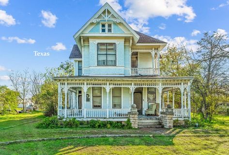 Old Mansions For Sale, Victorian Houses For Sale, Folk Victorian Farmhouse, Historic Homes For Sale, Old Victorian Homes, Folk Victorian, Victorian Beauty, Victorian Style Homes, Victorian Farmhouse