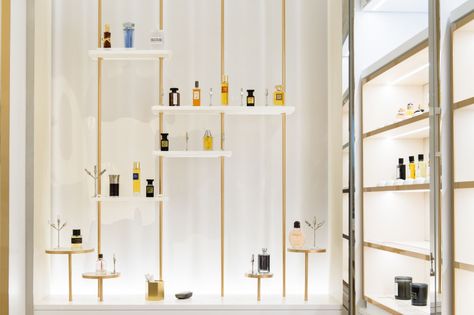 Perfume Stories. Le Grand Musee du Parfum. Photograph © Irene de Rosen Perfume Display Ideas Shelving, Figure Room, Fashion Window Display, Luxury Roses, Perfume Display, Retail Interior Design, Store Interiors, Perfume Store, Counter Design