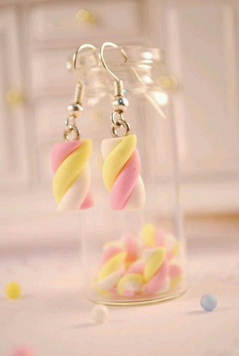 Boucles d'oreilles marshmallow en pâte fimo ! Marshmallow Earrings, Cercei Din Lut Polimeric, Crea Fimo, Earrings Food, Fimo Jewelry, Quirky Earrings, Tanah Liat, Polymer Clay Diy, Food Earrings