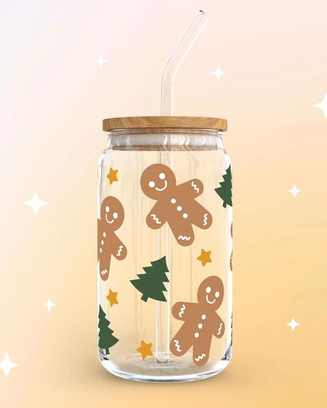 Christmas theme glass tumblers. Some with matching bookmark! #christmas #booknerd #bookmarks #snowman #gingerbread #cute #booklover #giftideas Bookmark Christmas, Glass Tumbler Design, Cookies Jar, Iced Coffee Cups, Appreciation Gifts Diy, Teacher Appreciation Gifts Diy, Xmas 2024, Teacher Day, Glass Tumblers