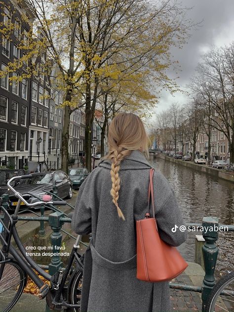 Outfits For Amsterdam, Amsterdam Winter Outfit, Amsterdam Photo Ideas, Lisbon Summer, Amsterdam Girls, Aesthetic Amsterdam, Amsterdam Pictures, Amsterdam Winter, Rome Pictures