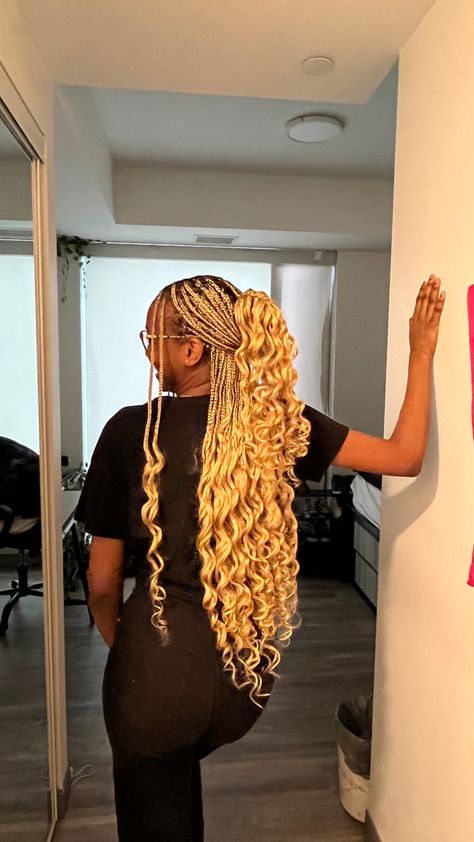 Blonde Braids Black Women With Curls, Braids With Long Curls, Blond Braids With Curls, Christmas Hairstyles Braids, Blonde Curly Braids, Blonde Braids With Curls, Natural Hair Box Braids, Short Hair Twist Styles, Hairstyles For Ladies