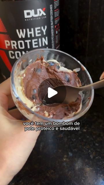 Victória Diniz | Reeducação Alimentar on Instagram: "Quer receber um material completo para perda de peso rápido? digite " DESAFIO " 👈 que iremos te mandar agora mesmo!!!  7 dias, 7 receitas com whey!  Dia 3- bombom de pote 🍇🍫  Ingredientes:  -20g de um whey protein com sabor neutro (usei o de butter cookies da @duxnutritionlab, vocês tem 15% de desconto com o cupom 🏷️GABIPOLI) -uva (ou morango) -20g chocolate 60%  Essa receita mata super a vontade de doce, já salva pra fazer depois!!🤍  🟡Importante: O que você achou desta receita? Deixe sua opinião nos comentários 👇☺️  Receita da @gabipolifit sigam muitooo ela, super recomendo💕  #alimentaçãosaudável #alimentacaosaudavelsempre #reeducacaoalimentar #comidasaudavel #alimentossaudaveis #saudenoprato #cozinhalowcarb #saudável #alimentos Whey Protein, Butter Cookies, Chocolates, On Instagram