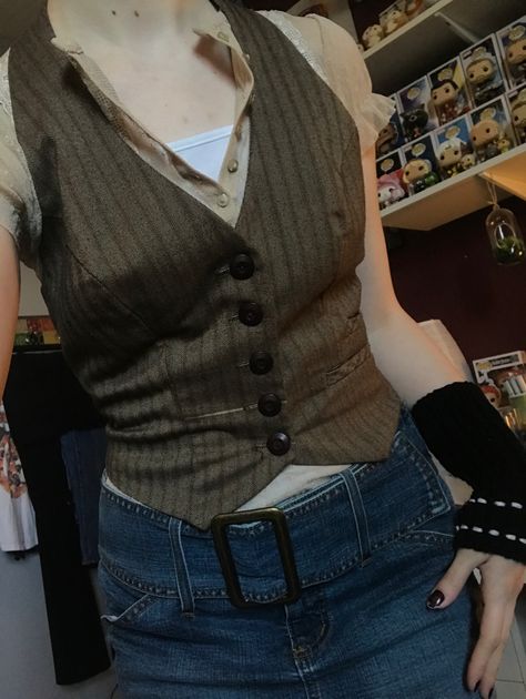 Cloth Vest Outfits, Upcycle Vest Top, Cropped Button Up Vest Outfit, Aesthetic Waistcoat Outfits, Fits With Vest Woman, Tiny Vest Outfit, Lesbian Sweater Vest Outfit, Outfits With Sleeveless Vest, Grunge Waistcoat Outfit