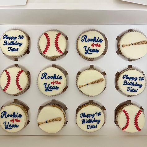 Rookie of the year ⚾️🧢 Happy 1st birthday Tate! #cupcakes #birthday #buttercream Baseball Birthday Cupcakes, Baseball Theme Cakes, Baseball Cupcakes, Theme Cupcakes, First Birthday Cupcakes, Cupcakes Birthday, Cake Tips, Happy 1st Birthday, Rookie Of The Year