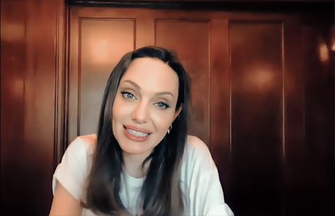 Angelina Jolie Selfie Picture, Angelina Jolie Selfie, Angelina Jolie Blonde, Angelina Jolie Family, 90s Actresses, F1 Lewis Hamilton, Gal Gadot Wonder Woman, Princess Madeleine, Tennis Fashion