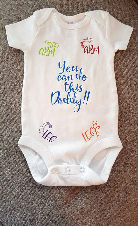 Baby Onsies Funny, Trendy Baby Gifts, Funny Baby Gifts, Baby Mode, Neutral Baby Gifts, Idee Cricut, Gender Neutral Baby Gifts, Cricut Baby, Funny Onesies