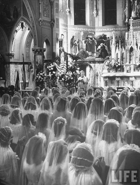 Traditional Catholicism, Alfred Eisenstaedt, Catholic School, Roman Catholic Church, Photo Vintage, Catholic Art, Holy Communion, Roman Catholic, Catholic Faith