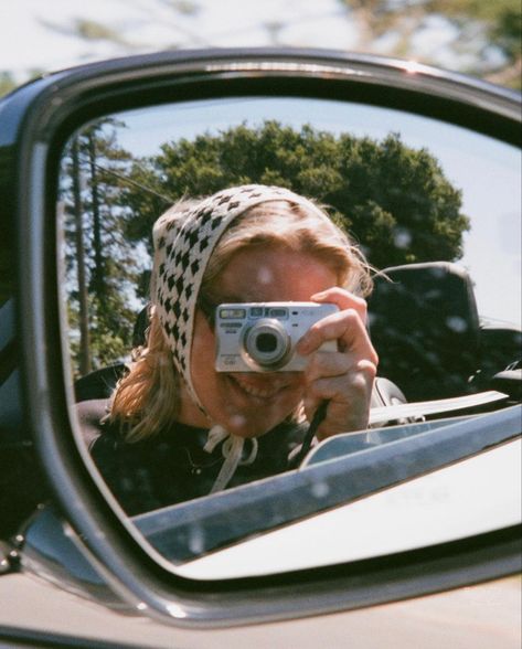 Camera Mirror Selfie, Film Camera Photography, Digital Pics, Digital Camera Photography, Cute Camera, Poses For Photos, August 1, Cute Poses, Retro Aesthetic