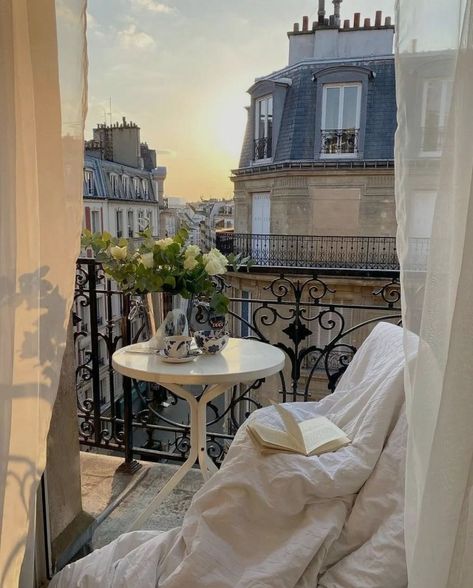 cirkinkadininutopyasi on Tumblr Paris Apartment Aesthetic, Paris Apartment Interiors, Paris Balcony, Paris Flat, French Balcony, French Apartment, Paris Dream, Paris Home, Parisian Life