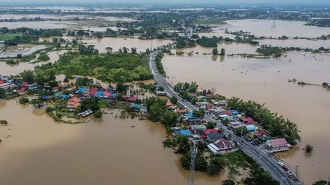 Typhoon Picture, Floods Pictures, Flooded House, Take Shelter, Food Web, Sea Level Rise, Life On Earth, Aerial Photo, Extreme Weather