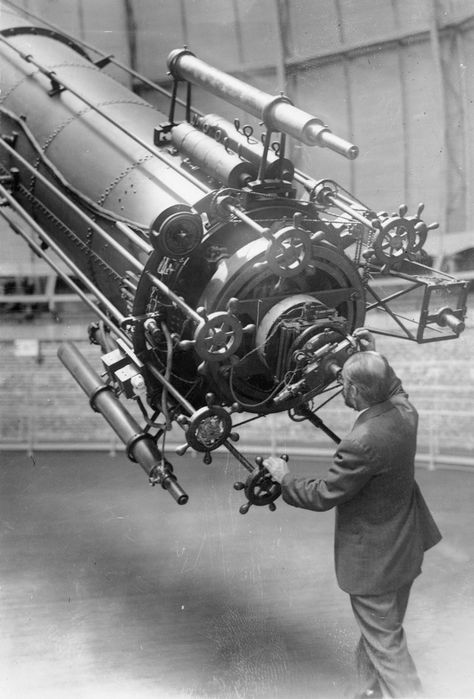 OBSERVING MARS IN 1926 - Gears! Refracting Telescope, Nonfiction Texts, Microscopes, Telescopes, To Infinity And Beyond, Space And Astronomy, Astronomer, Dieselpunk, Space Exploration