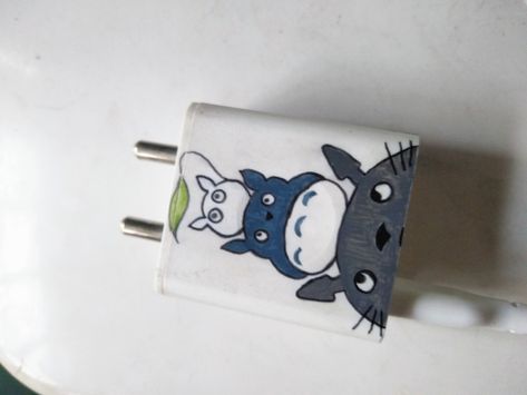 Totoro Charger Art Anime, Drawing On Charger Ideas, Painted Phone Charger, Phone Charger Painting Ideas Aesthetic, Charging Block Painting Ideas, Charger Art Aesthetic, Charger Block Painting Ideas, Charger Art Ideas, Charger Drawing Ideas