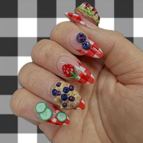 🌶️🥬🍞 Toasts 🍞🫐🍯 Nails inspired by Katrina’s beautiful @toastfbx creations - 𝗕𝗹𝘂𝗲𝗯𝗲𝗿𝗿𝘆🫐𝗖𝗿𝘂𝗻𝗰𝗵 & 𝗦𝗽𝗶𝗰𝘆🌶️𝗜𝘁𝗮𝗹𝗶𝗮𝗻. Go look at her edible pieces of art and you’ll see why I really couldn’t help myself! All parts of the toasts and the fruits are hand sculpted and painted. I still cannot believe I made these! Slide to see the inspo! • • Products used: @sofgelnail medium almond nail tips @venalisa_official base and top coat @beetlesgelpolish gel colors @rarjsmofficial pure white gel color 4D UV ... Bread Nails, Birthday Cake Nails, Cake Nail Art, Italian Nails, Dessert Nails, Iconic Nails, Almond Nail Tips, Food Nail Art, Checkered Nails