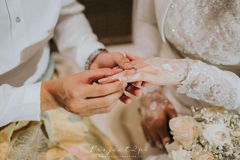 Akad Nikah Photography, Outdoor Bride, Foto Wedding, Wedding Portrait Poses, Wedding Muslim, Wedding Photoshoot Poses, Wedding List, Wedding Picture Poses, Wedding Couple Poses Photography