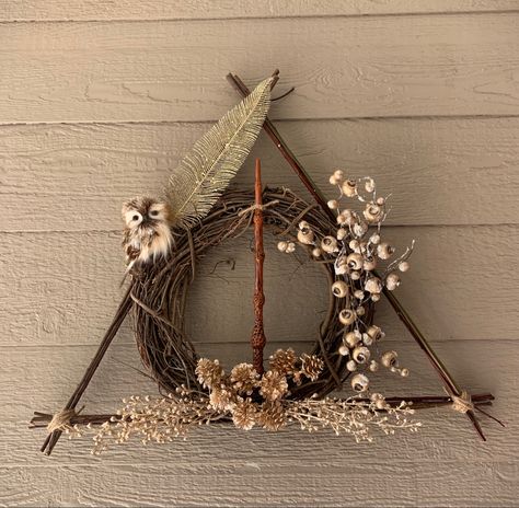 Diy Deathly Hallows Wreath, Wiccan Wreath, Harry Potter Triangle, Deathly Hallows Wreath, Harry Potter Wreath, Magical Decorations, Hp Christmas, Harry Potter Halloween Party, Holiday Crafts Gifts