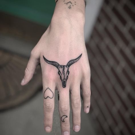 Longhorn Hand Tattoo, Capricorn Hand Tattoo, Knuckle Tattoos For Women, Knuckle Tattoo, Herren Hand Tattoos, Bull Skull Tattoos, Liberty Tattoo, Ram Tattoo, Horoscope Tattoos