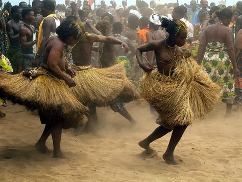 African Dancers, Africa Tribes, African Dance, Afrique Art, Art Premier, Shall We Dance, Dance Movement, African People, Africa Art