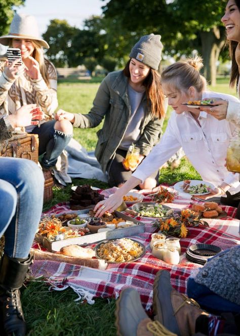 Friendsgiving Photoshoot, Fall Appetizers Easy, Hosting Friendsgiving, Winter Picnic, Broma Bakery, Friendsgiving Party, Outdoor Cinema, Picnic Ideas, Perfect Picnic