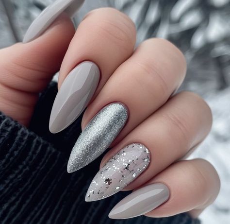 Grey Christmas Nail Designs, Grey Winter Nail Designs, Winter Nails Silver, Nail Inspo Glitter, Grey Winter Nails, Grey Nails Ideas, Grey Christmas Nails, Fall Toe Nails, Grey Nail Designs