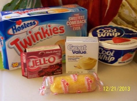 Strawberry Twinkie Cake...cin Recipe Twinkie Desserts, Twinkie Cake, Strawberry Soda, Jello Cake, Canning Cherry Pie Filling, Jello Desserts, Just A Pinch Recipes, Magic Cake, Mix Recipes