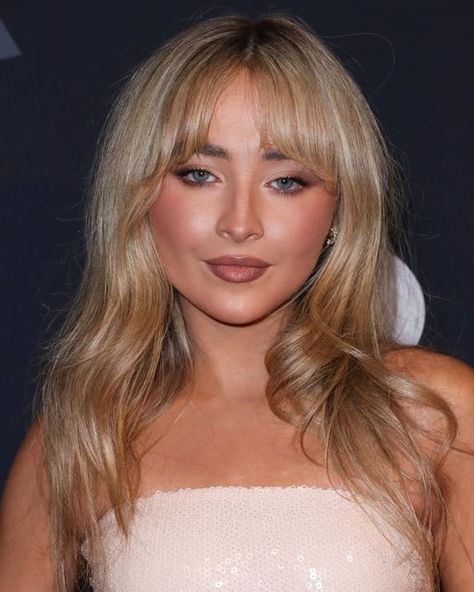 Sabrina Carpenter Face, Sabrina Carpenter Bangs, Sabrina Carpenter Album, Natural Beauty Makeup, Bella Hair, Dark Blonde Hair, Pretty Smile, Dark Blonde, Wedding Looks