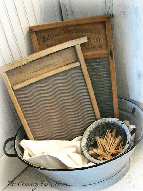 Washboard Decor, Primitive Laundry Rooms, Country Laundry, White Farmhouse Decor, Old Washboards, Vintage Laundry Room Decor, Stacked Laundry Room, Laundry Room Ideas Small Space, Country Laundry Rooms