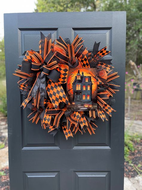 Trick Or Treat Wreath, Halloween Entryway, Fall Dec, Halloween Front Door, Haunted House Halloween, Halloween Front Doors, Halloween Creepy, Halloween Wreaths, Wreath Halloween