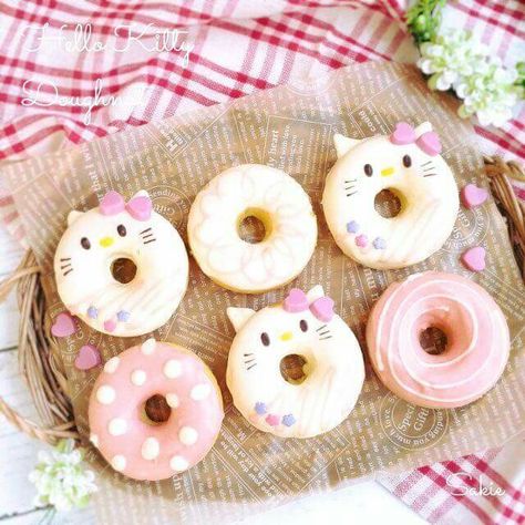 Hello Kitty doughnuts! Mr Donut, Donut Decorating Ideas, Fancy Donuts, Diy Donuts, Donut Dessert, Donut Decorations, Cute Donuts, Cute Baking, Homemade Donuts