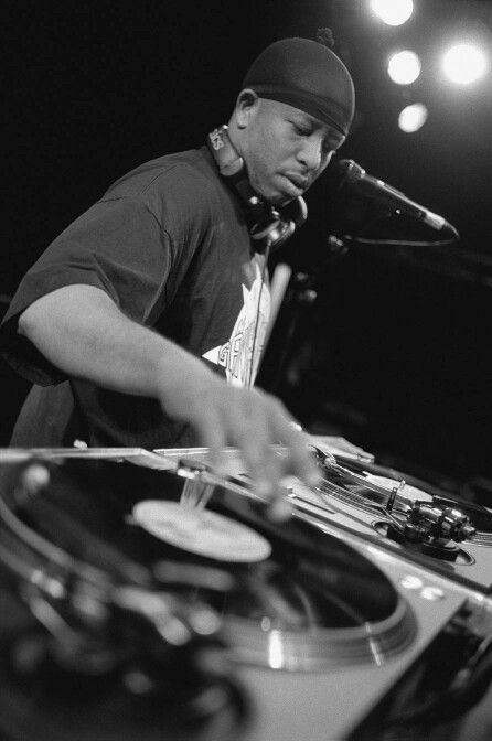 Premier on the wheels of steel Dj Pics, Dj Mustard, Cultura Hip Hop, Hip Hop Producers, Hip Hop Dj, Gang Starr, Dj Premier, Music Museum, Dj Photos