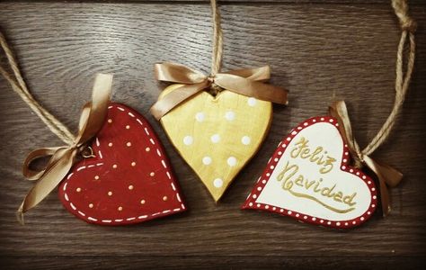 Corazones en madera pintados Novelty Christmas, Christmas Ornaments, Holiday Decor, Christmas