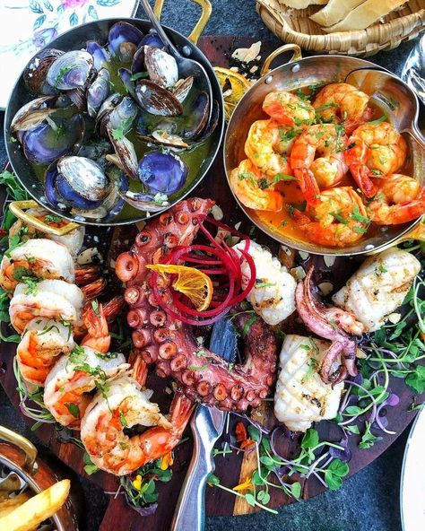 Seafood Board Platter, Seafood Platter Presentation, Seafood Platter Ideas, Seafood Presentation, Grilled Seafood Platter, Ceviche Bar, Seafood Board, Seafood Platters, Cheese Platter Board