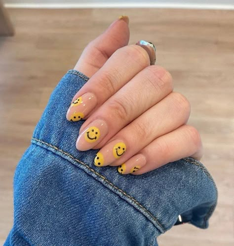 Flowers, smiley faces, and abstract art are all major nail trends this year. With masks, it makes sense to focus on nails even more. Top off your mani with some chunky clay rings and consider yourself Gen-z approved. Smiley Face Nails, Emoji Nails, Cute Almond Nails, Face Nails, Cute Gel Nails, Smiley Faces, Short Acrylic Nails Designs, Friday Morning, Yellow Nails