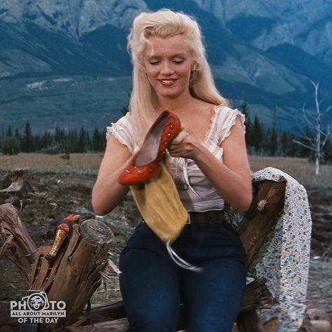 MARILYN MONROE PHOTO OF THE DAY — Marilyn Monroe (Kay Weston) polishing her heels as every showgirl should. "River Of No Return" (1954) Photo by: 20th Century Fox (1954) 💋. #Photooftheday #MarilynMonroePhotos #AllAboutMarilyn #MarilynMonroe #marilyn #Hollywood #OldHollywood #shoeporn #shoestyle Monroe Hat, River Of No Return, Hymn For The Weekend, Marilyn Monroe Photos, Photo Of The Day, 20th Century Fox, Red Heels, Vintage Hollywood, Red Shoes