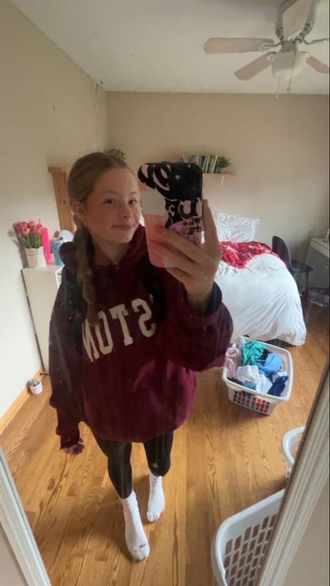 Burgundy Sweatpants Outfit, Cute Everyday Outfits For School, Maroon Leggings Outfit, Sweatpants Outfit For School, Burgundy Sweatpants, Sweatpants Outfits For School, Flop Era, Preppy Outfits For School, Outfit For School