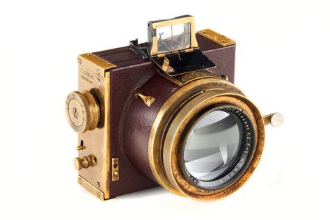 The Nacht Kamera is a straightforward copy of Ernemann's Ermanox, made by Ernst Lorenz of Berlin in about 1926; a hand-held camera with a large-aperture lens of portrait length, and a focal plane shutter, designed to allow photography in poor light; both cameras' names refer to night-time. Photography Cameras, Fotocamere Vintage, Photojournalism Photography, Dslr Photography Tips, Antique Cameras, Photo Gear, Old Cameras, Classic Camera, Dslr Photography