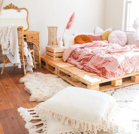 DIY Pallet Bed Ideas for the Modern Home Pallet Bed Ideas, Wooden Pallet Beds, Pallet Bed Frame, Diy Pallet Bed, Pallet Beds, Pallet Bed, Cute Bedroom Ideas, Dekorasi Kamar Tidur, Pallet Furniture Bedroom