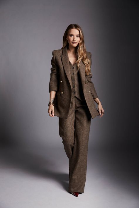 Tweed Suit Women, Victoria Magrath, Dress Code Outfits, Herringbone Suit, Holland Cooper, Dress Code Casual, Fall Blazer, Blazer Outfits For Women, Woman Suit Fashion