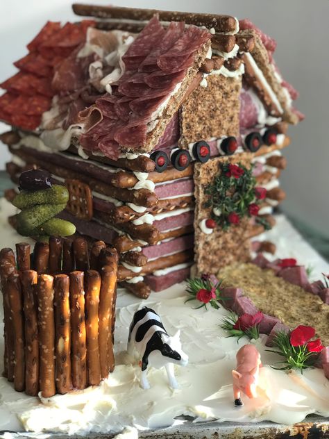 Charcuterie House, Charcuterie Chalet, Gingerbread House Ideas, The Best Dessert, Charcuterie Inspiration, Charcuterie Platter, Charcuterie And Cheese Board, Charcuterie Recipes, People Talking