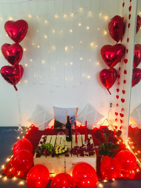 Valentines Day Dinner Decorations, Happy Anniversary Ideas, Happy Birthday Decoration Ideas, Valentines Room Decor, Diy Banners, Romantic Room Surprise, Romantic Dinner Decoration, Valentines Day Romantic, Valentine Drinks