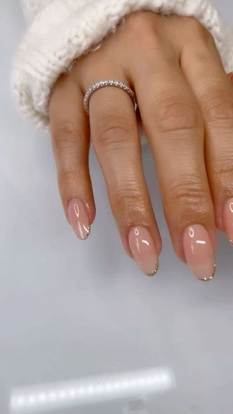 Rounded Glitter Nails, Round Glitter Tip Nails, Short Round Nails French Tip, Round Glitter Nails, Cute Short Round Nails, Short Acrylic Nails Round, Short Glitter French Tip Nails, Gold Glitter French Tip Nails, Nail Glitter Tips