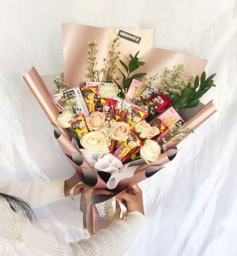 bouqet flowers with pocky and beng beng snack Diy Bouqet Snack, Bucket Beng Beng, Snack Flower Bouquet, Snack Bucket Gift, Bucket Pocky, Candy And Flower Bouquet, Bucket Snack Graduation, Pocky Bouquet, Snack Bucket Ideas