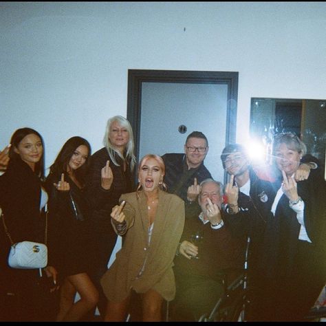 PHOEBE TOMLINSON on Instagram: “we’re that kinda fam 🖕🏼❤️” The Tomlinson Family, Louis Tomlinson Siblings, Louis Tomlinson Family, Phoebe Tomlinson, Tomlinson Family, Lottie Tomlinson, Eleanor Calder, One Direction Photos, 1d 5sos