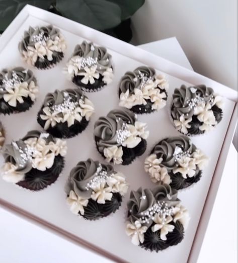 Black And Silver Cupcakes Ideas, 70th Cupcakes, Black And White Cupcakes Ideas, Black And Silver Cupcakes, Elegant Cupcake Designs, Black Desserts, Cupcake Icing Designs, 60th Birthday Cupcakes, Grey Cupcakes