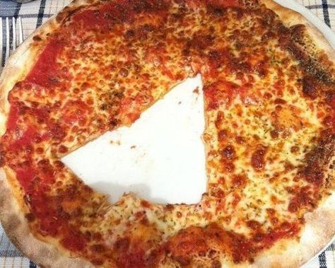 The person ruining it for everyone else. | 34 Truly Devastating Images That May Finally Push You Over The Edge Unsatisfying Pictures, Uncomfortable Pictures, Pizza Puns, Freeze Pizza Dough, I Want Pizza, I Love Pizza, Pizza Day, Pizza Funny, Homemade Pizza Dough