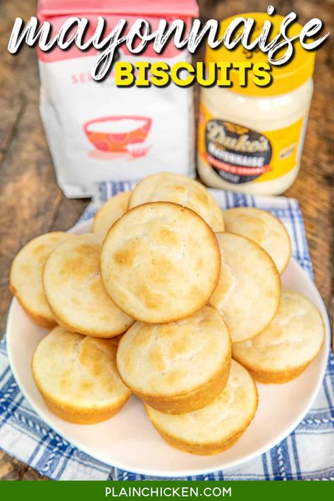 Quick & Easy Mayonnaise Biscuits Recipe - do you want to know the secret ingredient to make the most delicious biscuits from scratch? Mayonnaise! OMG! This fail-proof biscuit recipe only has 3 basic ingredients and takes minutes to make! Self-rising flour, buttermilk, and mayonnaise. Bake the biscuits in muffin tins. Ready to eat in 15 minutes. Great recipe for breakfast, lunch, and dinner. Mayonnaise Biscuits, Biscuits Self Rising Flour, Rhodes Recipes, Cheesy Biscuits, Hashbrown Breakfast, Easy Homemade Biscuits, Biscuits From Scratch, Tater Tot Breakfast Casserole, Cheesy Biscuit