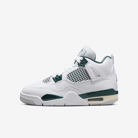 Here's your AJ4 done up in classic colors. It's built to the original specs and constructed with full-grain leather and textiles. And all your favorite AJ4 elements are there too, like the floating eyestays and the mesh-inspired side panels and tongue. Nike Air Jordan 4s, Jordan 4 Retro Green, Jordan 4 Outfits, Jordans Green, Nike Shoes Women Fashion, Apology Gifts, Pretty Sneakers, Rapper Jewelry, Creative Shoes